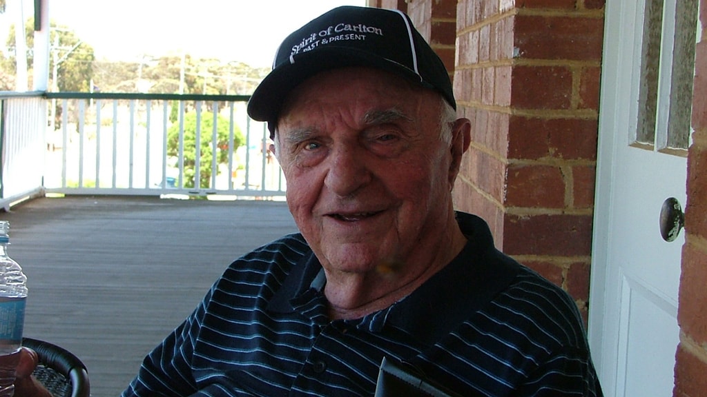 191308_KleimanH.jpg The late Ken Kleiman on the verandah of the Kukerin Hotel, on a visit to the property of former Carlton Premiership full-forward Ross Ditchburn - Carlton,Carlton Blues,AFL,Ikon Park